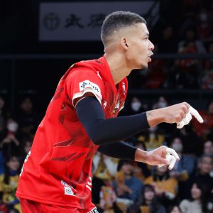 STINGS TWICE BITTEN BY WOLFDOGS; TOP THREE CONSOLIDATE THEIR LEAD IN JAPAN