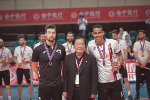 最佳邊線攻擊手(Outside Spiker)Kubiak Michal(JPN)及Costa Marcus(QAT)。（中華排協提供）