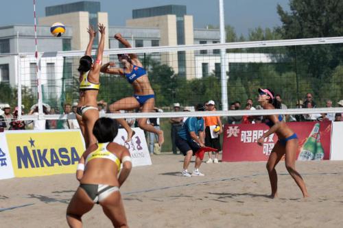 1Xinxin and Xuechen (in blue) VS Take and Kusano (in yellow) in the Final-Women of AVC Beach Volleyball Continental Cup.
