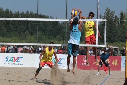 Gao Peng and Li Yang （in yellow）VS Hasegawa and Takahashi (in blue and white) in the  Final-men of AVC Beach Volleyball Continental Cup.