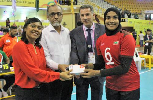 Man of the match Rashida of Moldives receive Momento from Ambassador of Maldives .