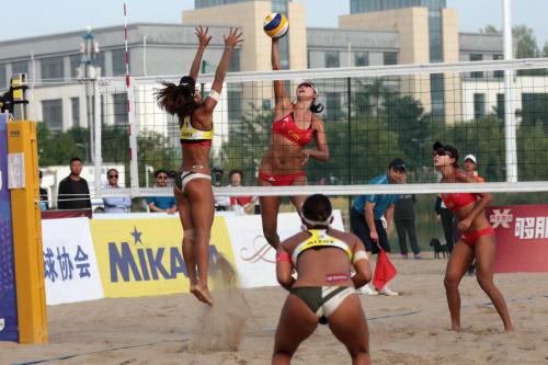 Wang Fan and Xia Xinyi (in red) VS Ishii and Mizoe (in yellow and white) in the Final-Women of AVC Beach Volleyball Continental Cup.