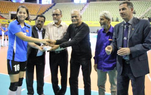 Womewn of the match Kamila of Kyrgyzstan receive momento from Ex President BVF