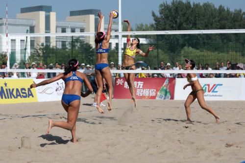 Xinxin and Xuechen (in blue) VS Take and Kusano (in yellow) in the Final-Women of AVC Beach Volleyball Continental Cup.